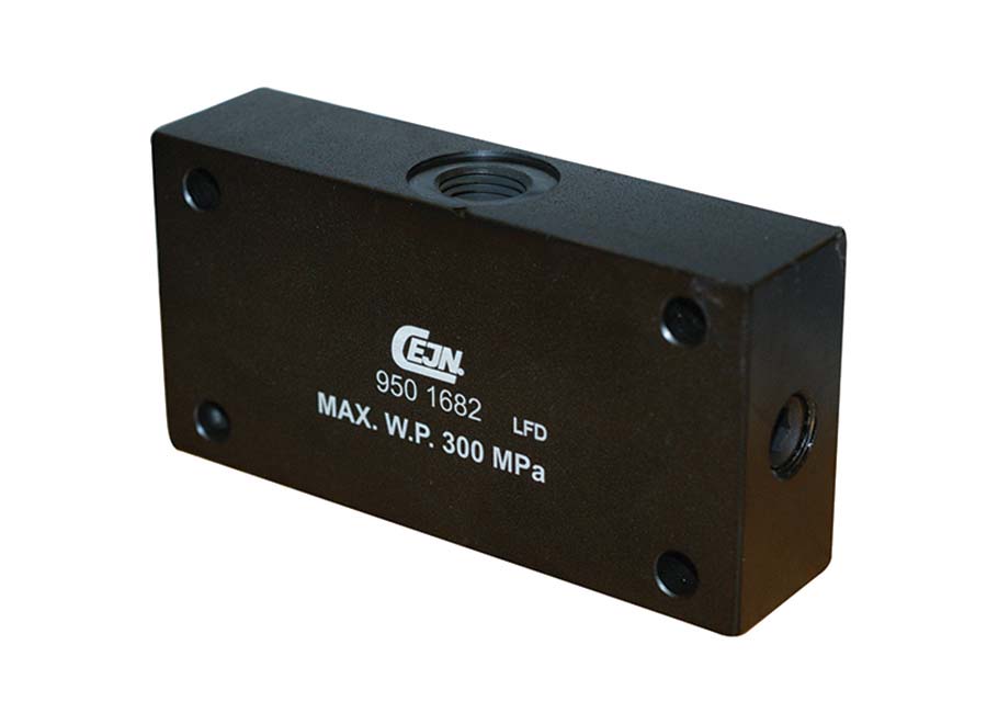 CEJN - CEJN Series 950  – 3-way female thread CONNECTION: 1/4" BSPP, DESCRIPTION: Supplied with One Blind Plug - Part number C199501682